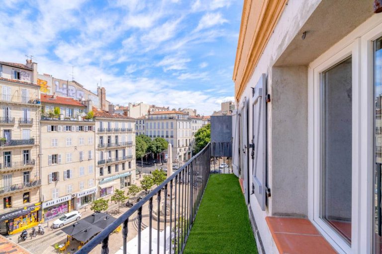 TAPIS VERT – T4 79 m² avec terrasse et balcon – 7 min à pied de la Gare Saint-Charles